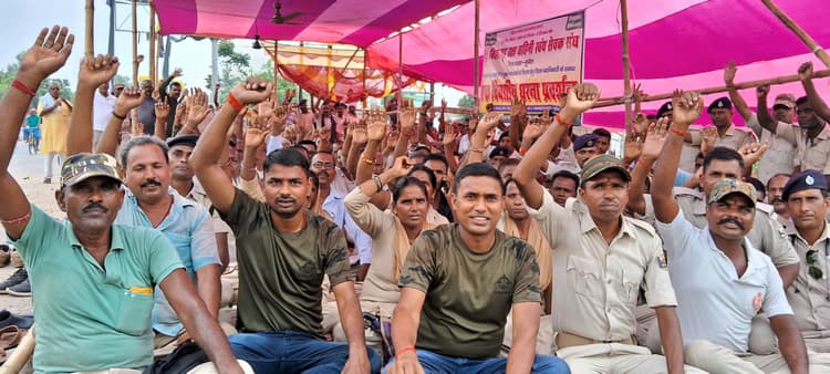 वर्षों से लंबित 21 सूत्री मांगों के समर्थन में गृह रक्षकों ने दिया धरना, डीएम को सौंपा ज्ञापन