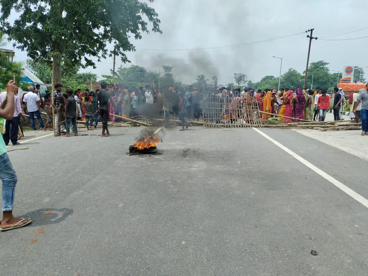 Supaul News: तेज रफ्तार की कंटेनर ने सड़क पर मासूम को रौंदा, आक्रोशित लोगों ने सड़क जाम कर किया प्रदर्शन