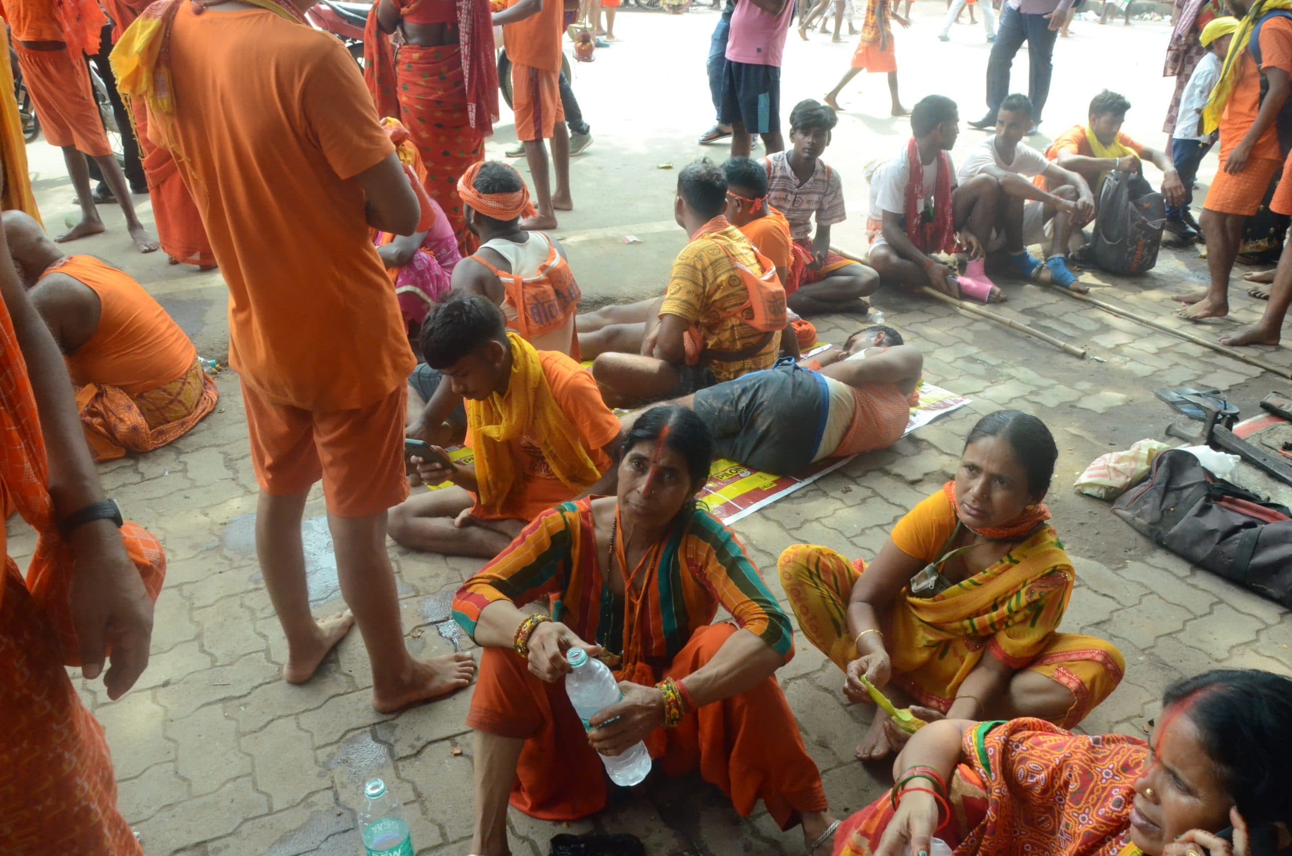 जाम ने छुड़ाये कांवरियों के पसीने, गंतव्य बसों तक जाने के लिए बसों में भीड़