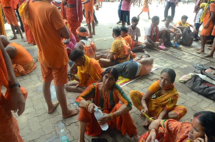 जाम ने छुड़ाये कांवरियों के पसीने, गंतव्य बसों तक जाने के लिए बसों में भीड़