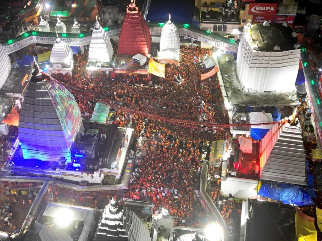 बाबाधाम में उमड़ा सैलाब, 3.18 लाख कांवरियों ने चढ़ाया जल