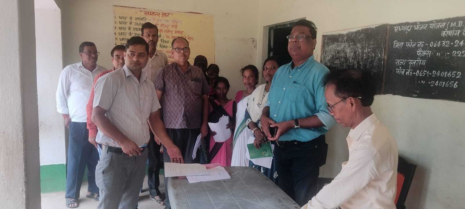 दुमका कमिश्नर ने प्रखंड के कई बूथों का किया वैरिफिकेशन, उपलब्ध सुविधाओं के बारे में जाना लिया सुविधाओं का जायजा