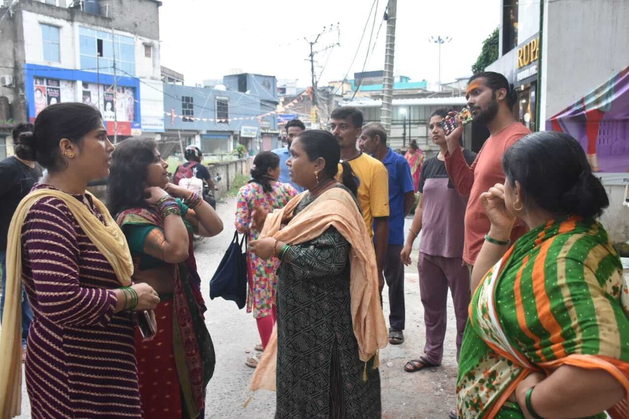 महिला का चेन छीन कर बाइक सवार बदमाश फरार