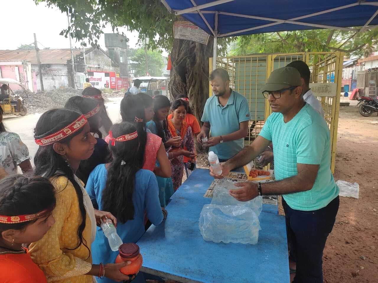 कांविरयों के बीच लड्डू व शरबत का किया वितरण