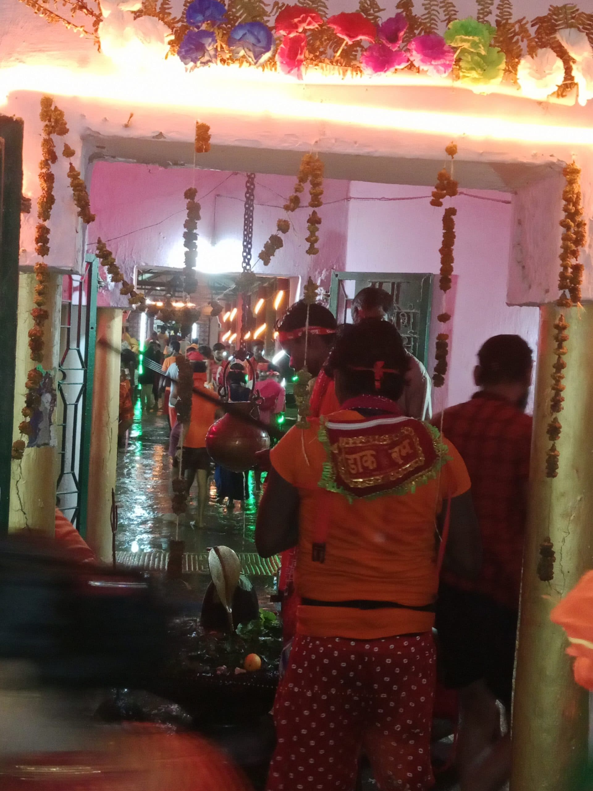 सावन के तीसरे सोमवारी भी सैकड़ों डाक कांवरिया ने बाबा फुलेश्वर नाथ शिवलिंग पर किया जलाभिषेक