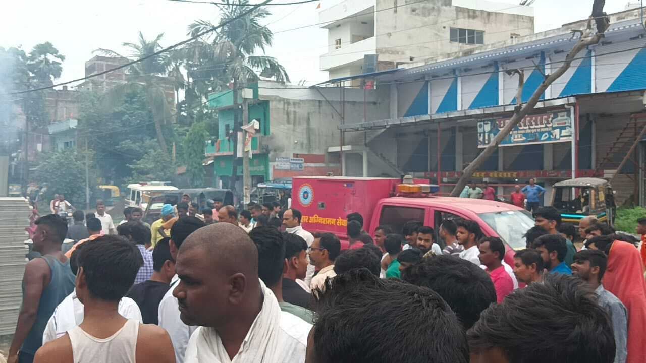 बेलागंज बाजार में स्टेट बैंक के जेनेरेटर में शॉर्ट सर्किट से लगी आग