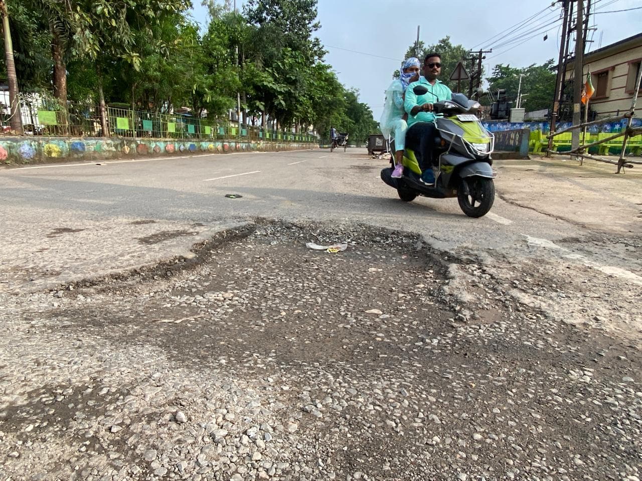 राउरकेला : कहीं ड्रेन पर स्लैब नहीं, तो कहीं सड़कों पर बने गड्ढे दे रहे दुर्घटनाओं को न्योता