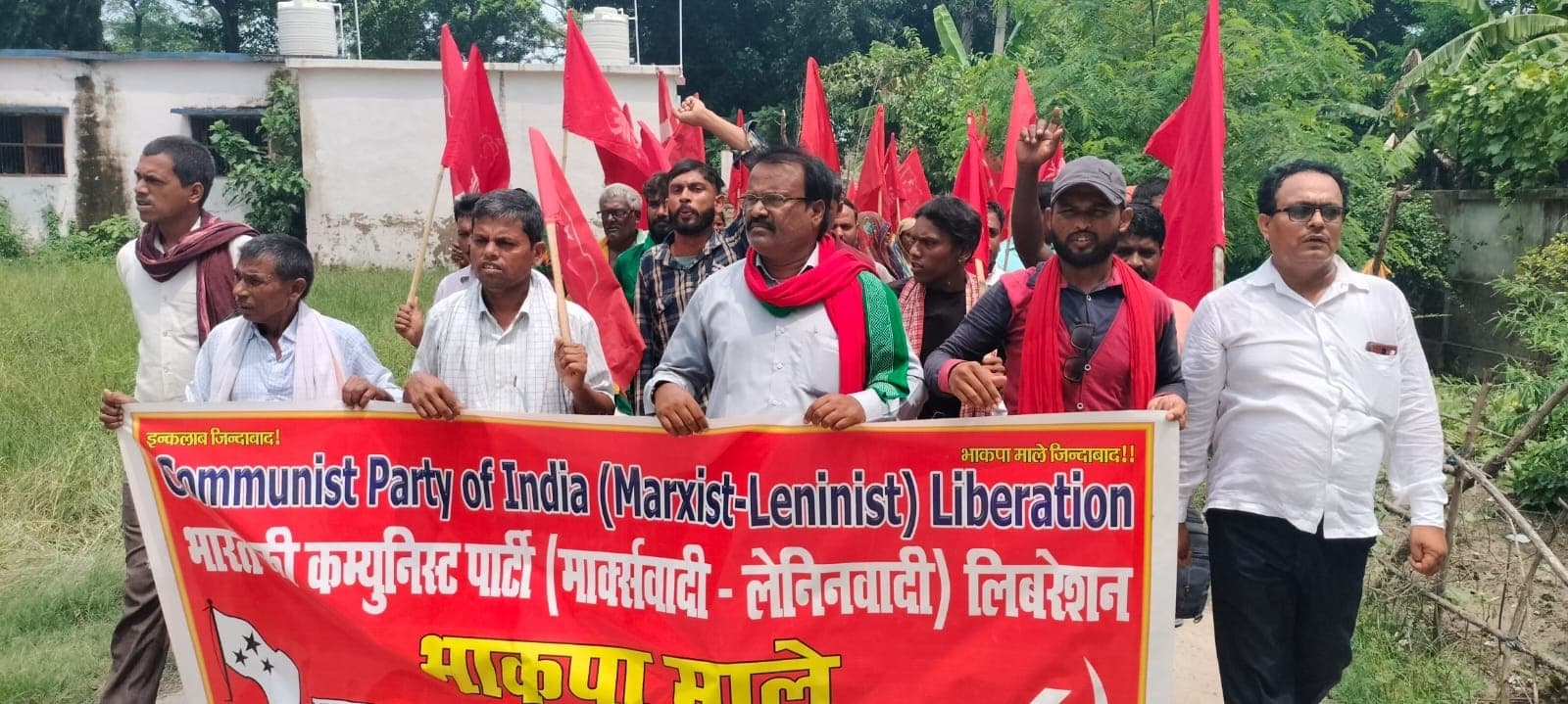 बिजली की समस्या को लेकर किया प्रदर्शन