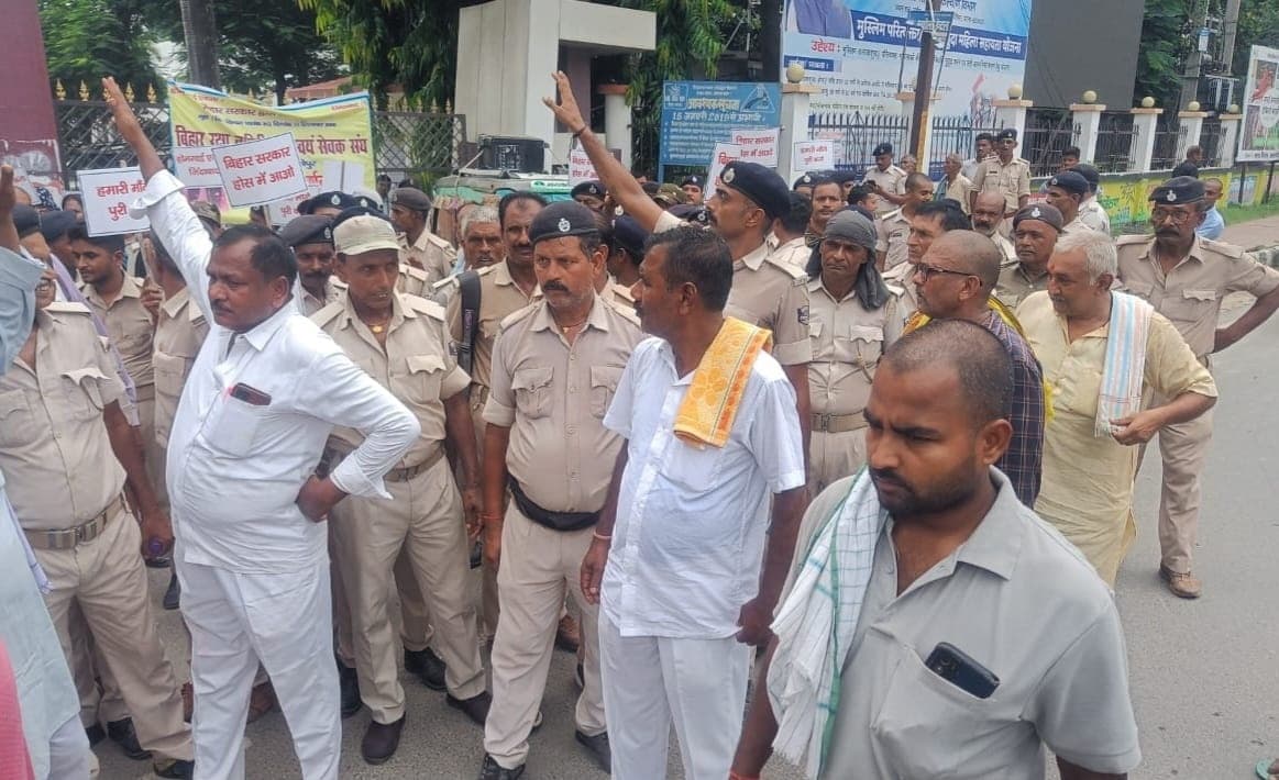 लंबित 21 सूत्री मांगों के समर्थन में गृहरक्षकों ने किया धरना प्रदर्शन, नारेबाजी