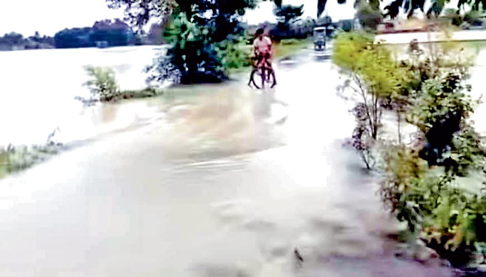 बारिश व बांधों से छूटे पानी से पूर्व बर्दवान के तटीय क्षेत्रों में बाढ़, जोरों पर राहत कार्य