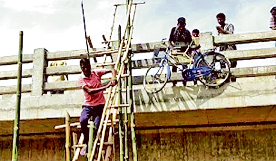 सेतु से जान जोखिम में डाल कर आवाजाही