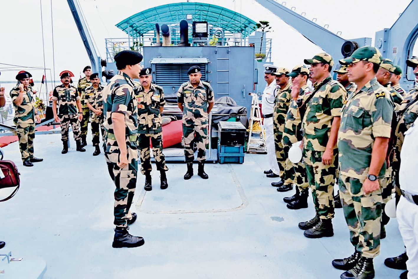 बीएसएफ के डीजी ने सीमा क्षेत्रों में सुरक्षा का लिया जायजा