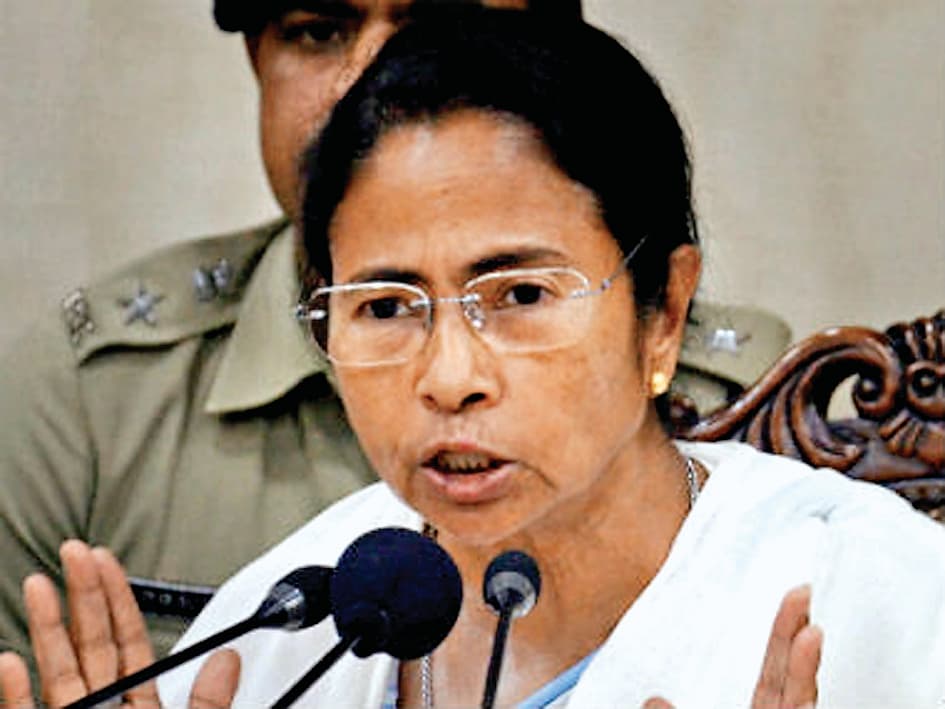 बांग्लादेश के हालात से ममता चिंतित, शांति की अपील की