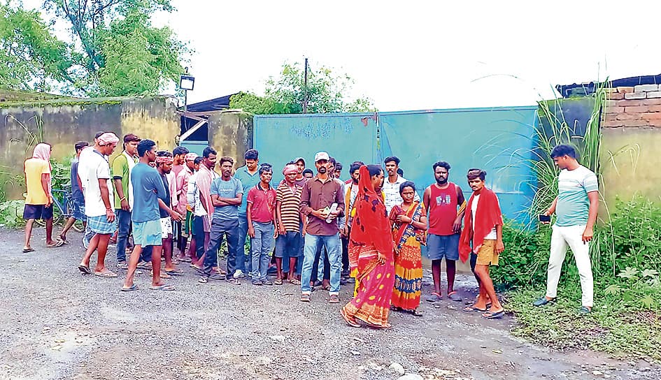 फैक्टरी बंद होने का मजदूरों ने किया विरोध