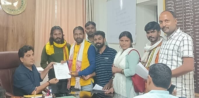 मुआवजा व शव लाने को लेकर जेबीकएसएस ने दिया धरना