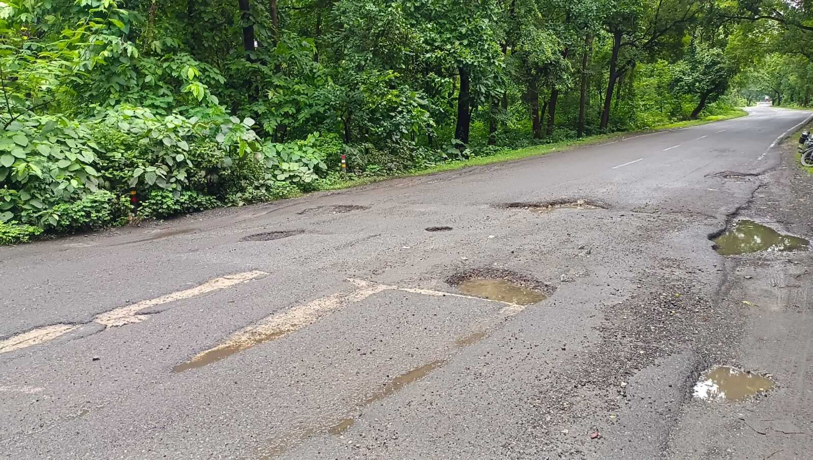 राष्ट्रीय राजमार्ग में गड्ढे ही गड्ढे, रोज हो रही दुर्घटनाएं
