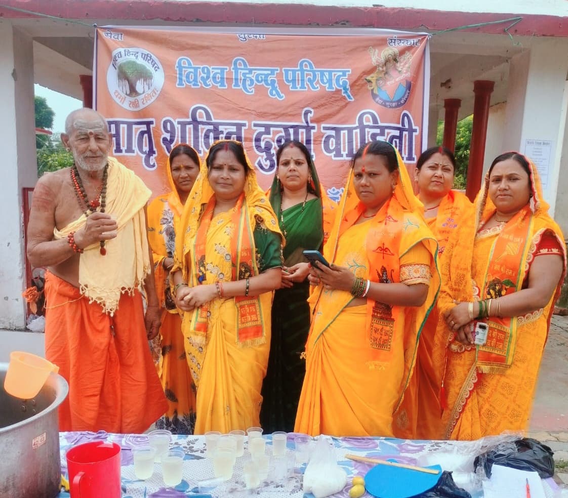 मातृ शक्ति-दुर्गा वाहिनी ने शिवभक्तों को पिलाया शर्बत व नींबू पानी