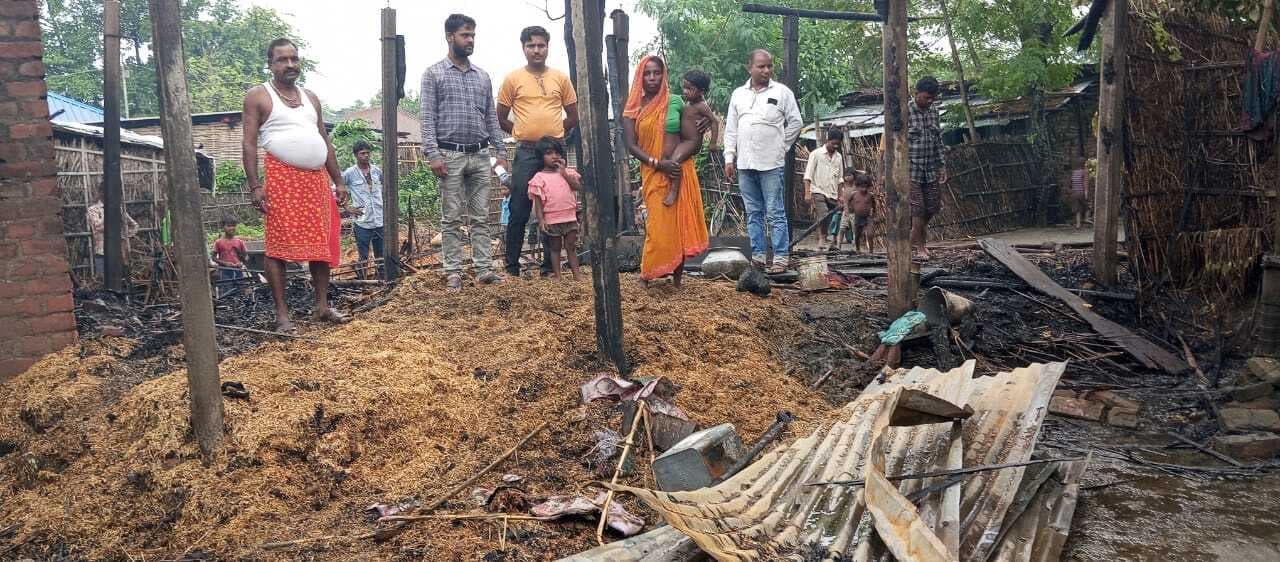 आग लगने से दो घर जले, लाखों की संपत्ति का नुकसान