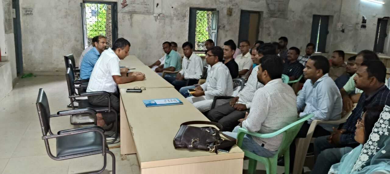 एसडीएम ने मुखिया के साथ की बैठक, भूमि सर्वे कार्य पर खड़े किये गये सवाल