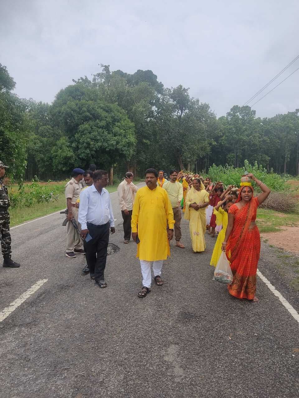 डहकेला गांव में निकाली गयी कलश यात्रा