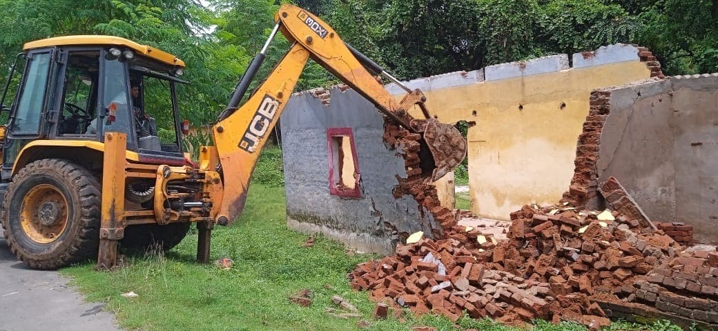 चिरेका के फहेतहपुर इलाके में तोड़ा गया अवैध स्ट्रक्चर