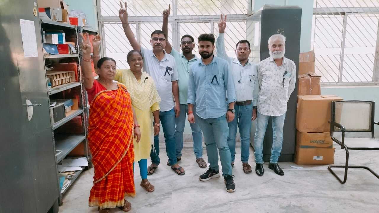 दो दिनाें से काला बिल्ला लगाकर लिपिकों ने किया प्रदर्शन, 12 अगस्त से अनिश्चितकालीन हड़ताल की तैयारी भी जोरशोर से