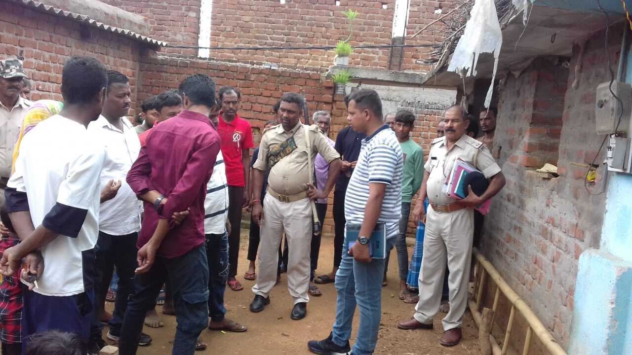 घर में फंदे से झूलती मिली विवाहिता की लाश, परिजन ससुराल वालों पर लगा रहे हैं हत्या का आरोप