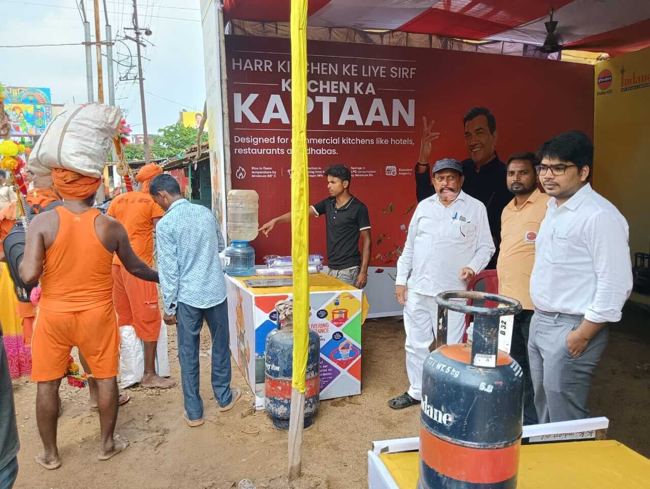 इंडियन ऑयल ने कांवरियों की सेवा के लिए नि:शुल्क लगाया सेवा शिविर