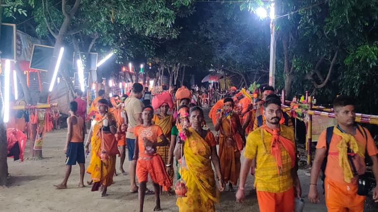 कांवरियों के मुख से निकले बोल बम के महामंत्र से पवित्र हो रहा वातावरण