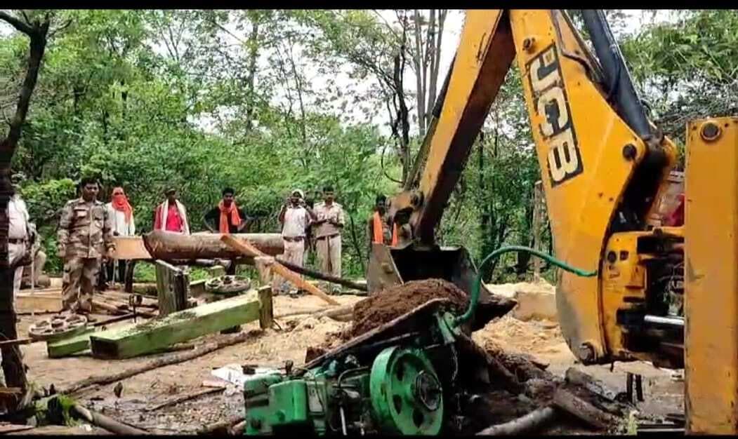 मुड़िया के बीच जंगल से अवैध आरा मशीन जब्त