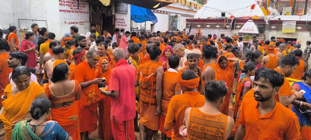 राजकीय श्रावणी मेला के 16 वें दिन भी बड़ी तादाद में बासुकिनाथ पहुंचे श्रद्धालु, हर-हर महादेव के जयकारों से गुंजायमान रहा फौजदारीनाथ मंदिर