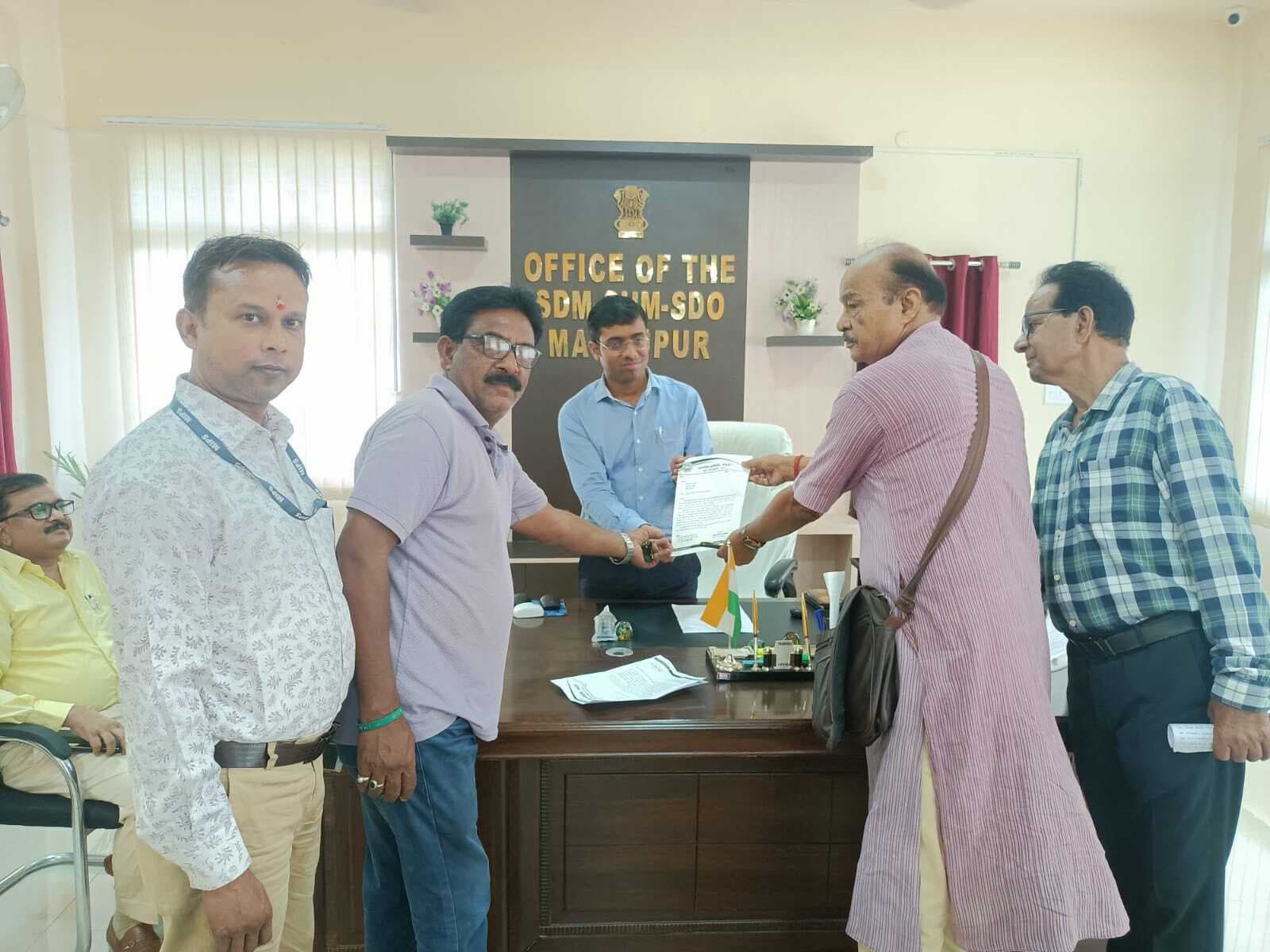 Deoghar News: मधुपुर को जिला बनाने की मांग एक बार फिर हुई तेज, नागरिक समिति सदस्यों ने सौंपा ज्ञापन