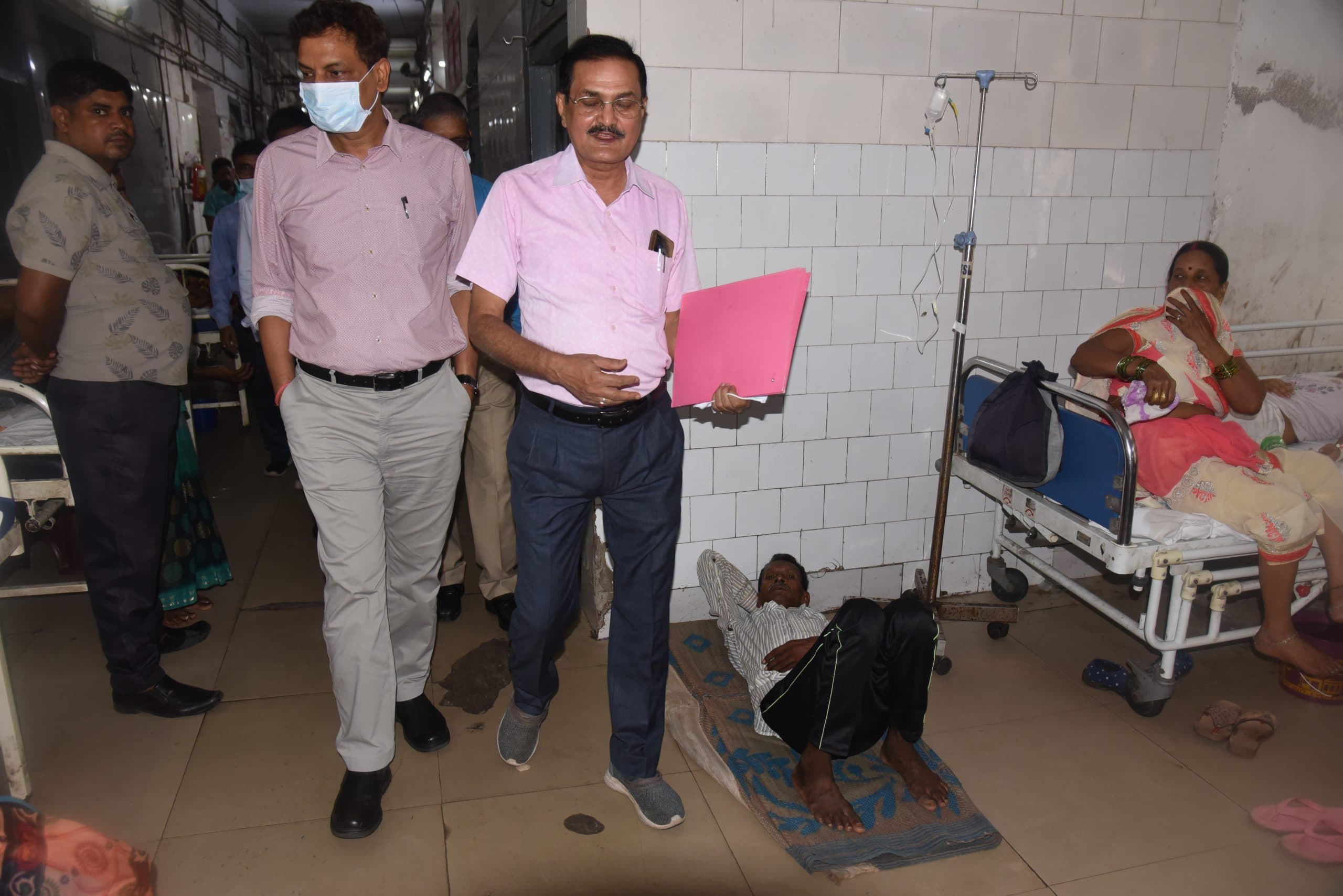 एमजीएम की अव्यवस्था देख नाराज हुए प्रधान सचिव, अधीक्षक से कहा-पद पर रहना है कि नहीं, अधीक्षक ने कही ये बात