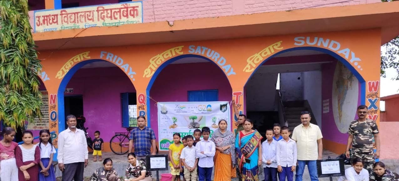 एसएबी के जवानों ने उमिव दिघलबैंक में किया पौधरोपण