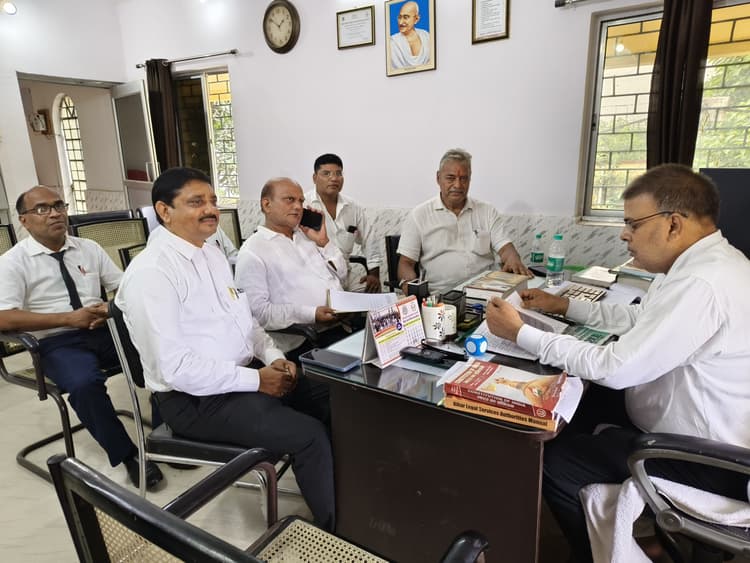 डीएलएसए के सचिव ओम शंकर ने डीबीए के अधिवक्ताओं के साथ की बैठक