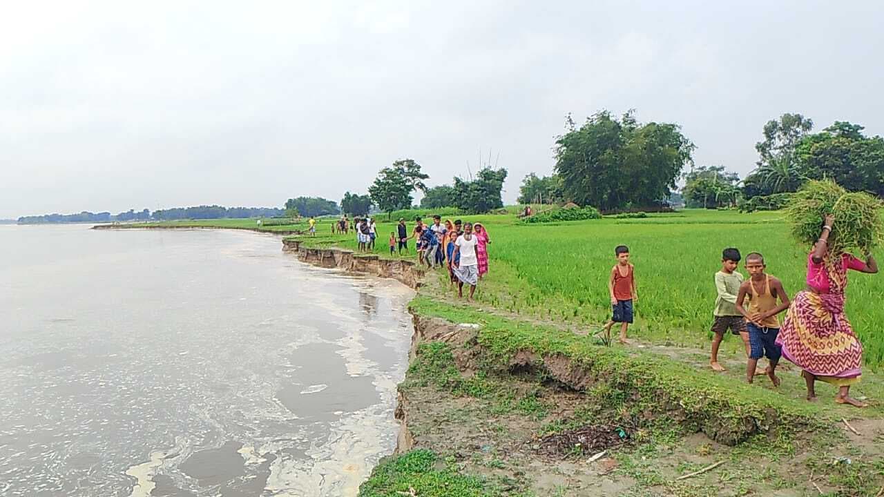 दल्लेगांव पंचायत के कई गांवों मेची नदी से हो रहा कटाव, ग्रामीण भयभीत