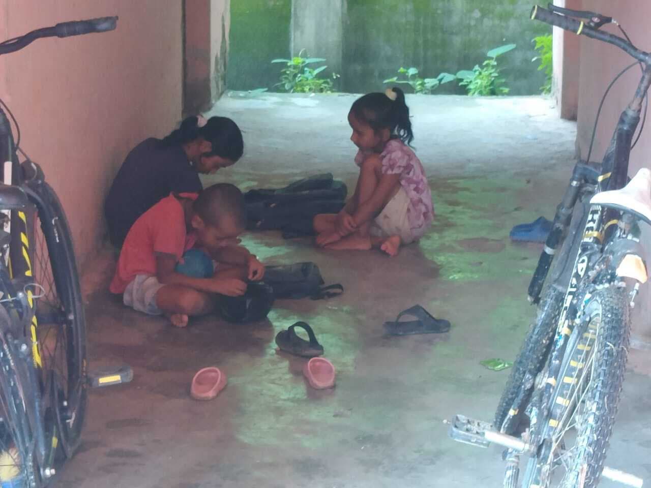 प्रावि जबड़ापोखर में नहीं बना मध्याह्न भोजन, अन्य शिक्षक-शिक्षिकाएं डयूटी से  थीं गायब