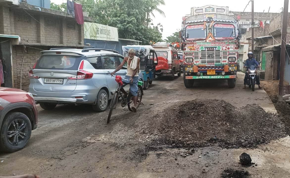 Bihar Traffic Problems: सफियासराय थाना चौक की जाम बन गयी है मुसीबत, किसी की ट्रेन तो किसी का छूट रहा स्कूल