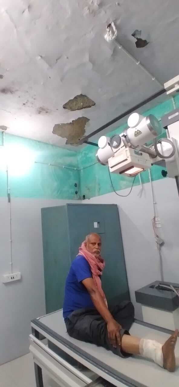 एक्सरे सेंटर की छत क्षतिग्रस्त, मरीजों पर किसी दिन गिर सकता है मलबा