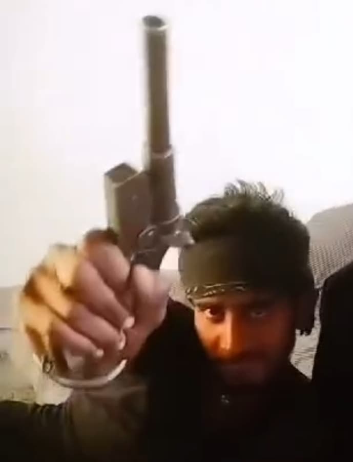 हथियार प्रदर्शन के मामले में दो युवक महारस से गिरफ्तार