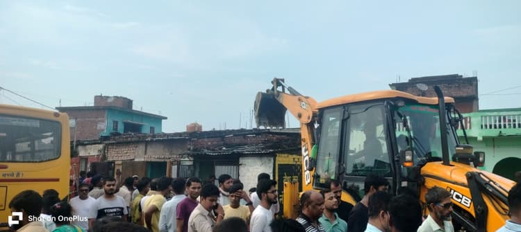 सड़क निर्माण में बाधा बन रहे अस्थायी अतिक्रमण पर चला बुलडोजर