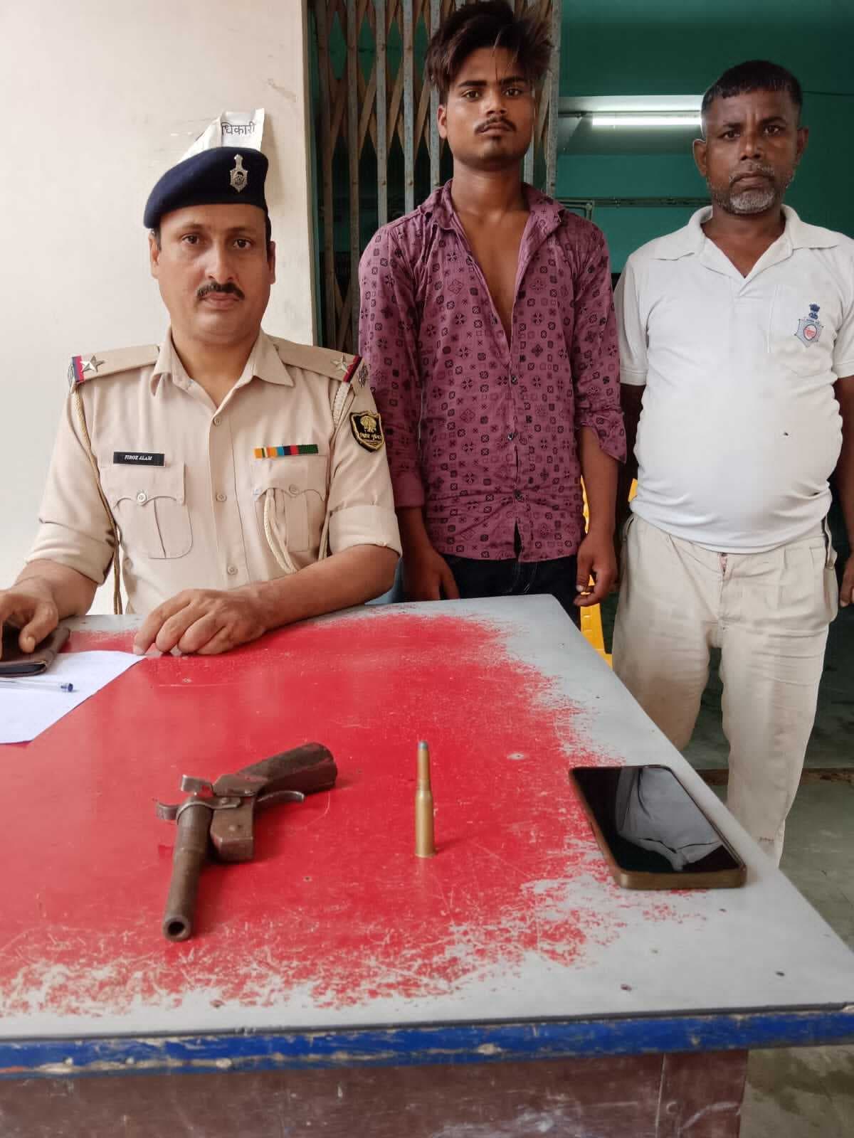 हथियार व कारतूस के साथ युवक गिरफ्तार