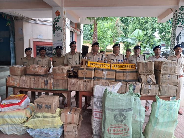 पिकअप वैन के तहखाने से भारी मात्रा में शराब बरामद, दो तस्कर गिरफ्तार