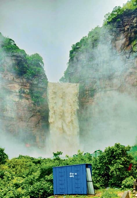 मां तुतला भवानी जलप्रपात में अचानक हुई वृद्धि, प्रवेश पर रोक