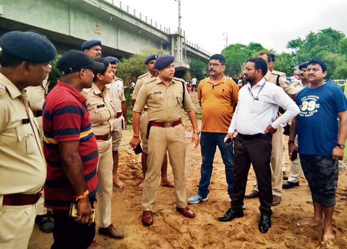 सोन नदी रेलवे पुल के नीचे बोरी में मिले दो शव, फैली सनसनी