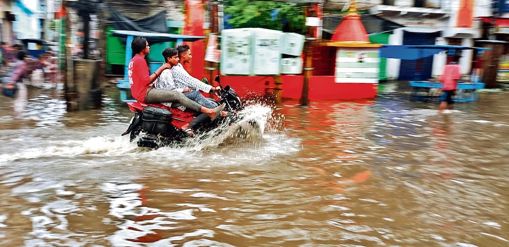 अभी तीन-चार दिनों तक हल्की-तेज बारिश होगी लगातार
