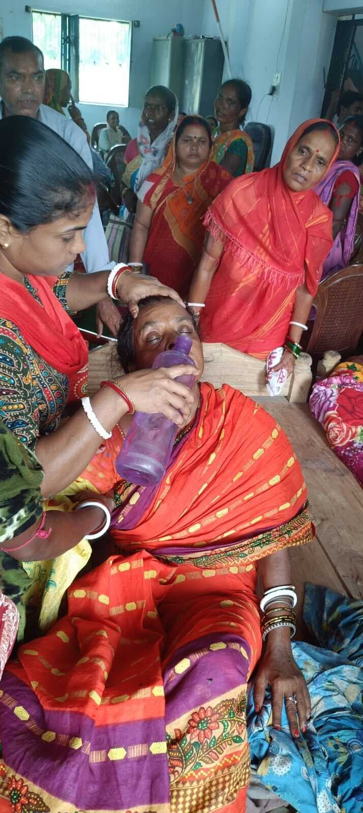 आवेदन ऑनलाइन कराने शिविर पहुंची महिला हुई बेहोश