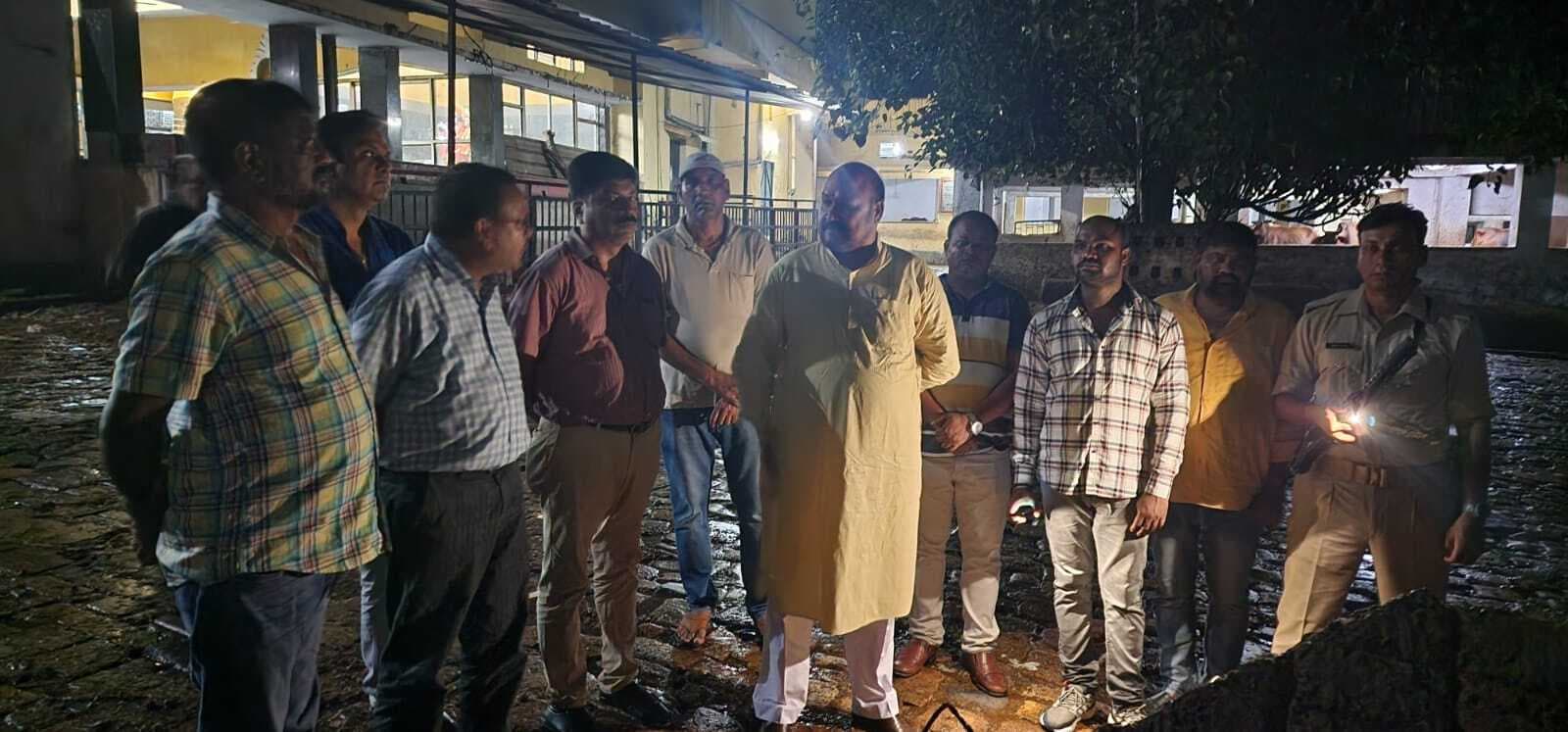 मॉल निर्माण के लिए बनाया गहरा गड्ढा, गौ माता का नहीं रखा ध्यान : राजू गिरी