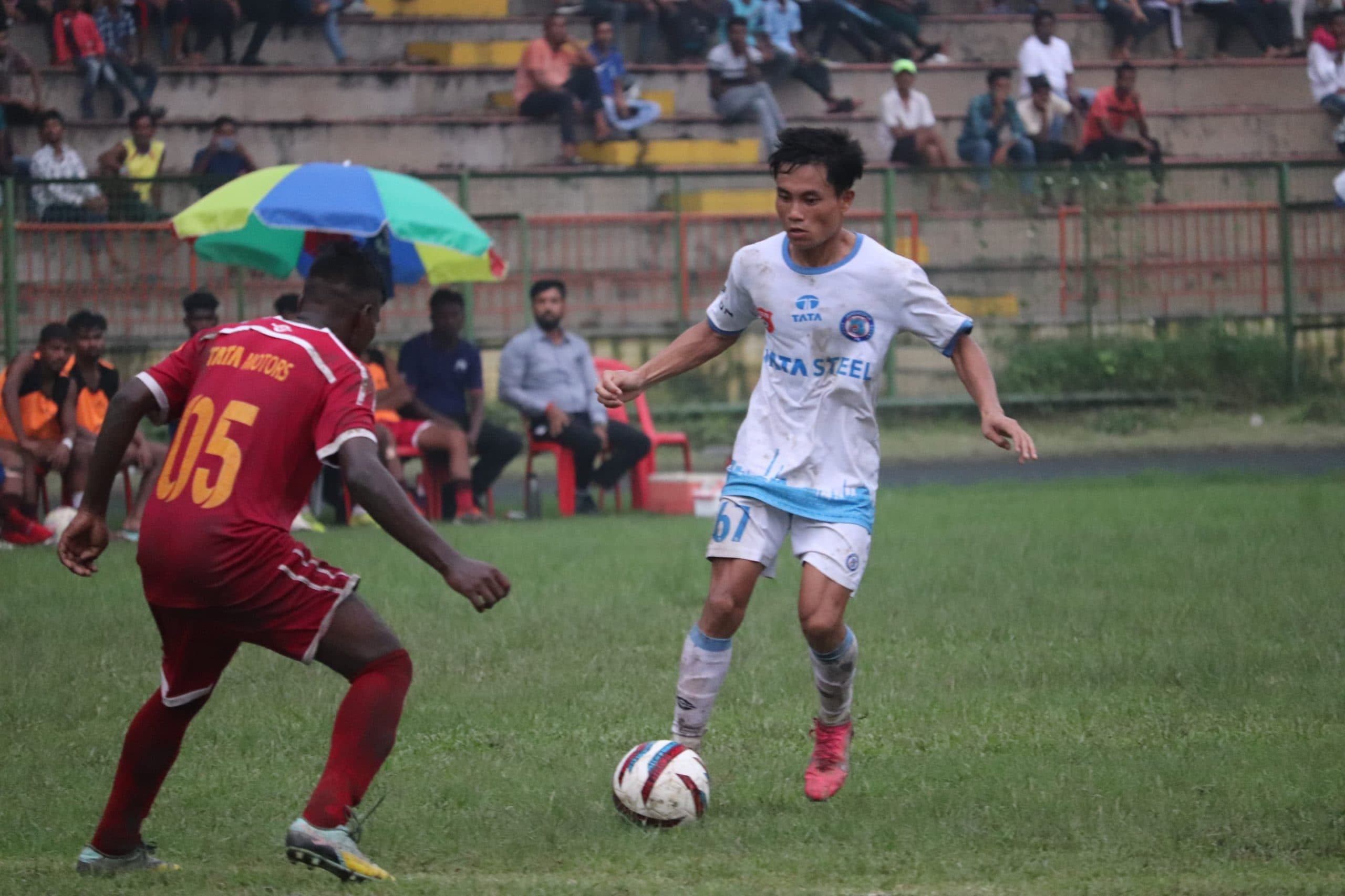 खराब रोशनी के कारण प्रीमियर डिवीजन का सेमीफाइनल मैच रूका