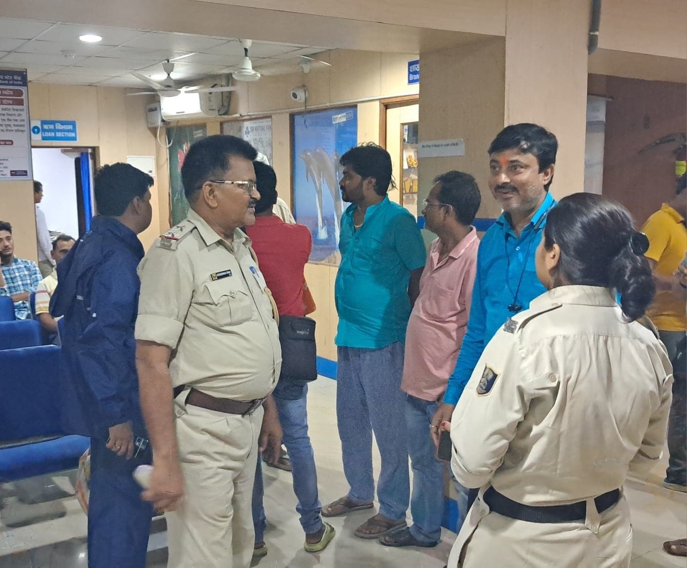 एसबीआई शाखा में ग्राहक का झोला काटकर 2 लाख 70 हजार रुपये उड़ाया